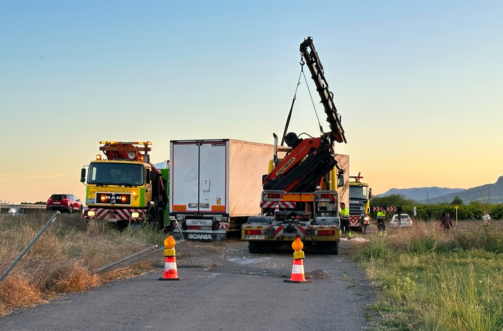 Recovery,Truck,Tows,A,Semi,Trailer,Truck,After,Crash.,Emergency