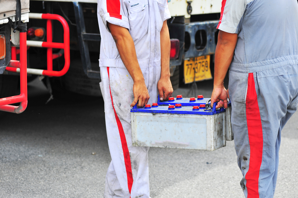 Mechanic,Is,Lifting,The,Truck,Battery.
