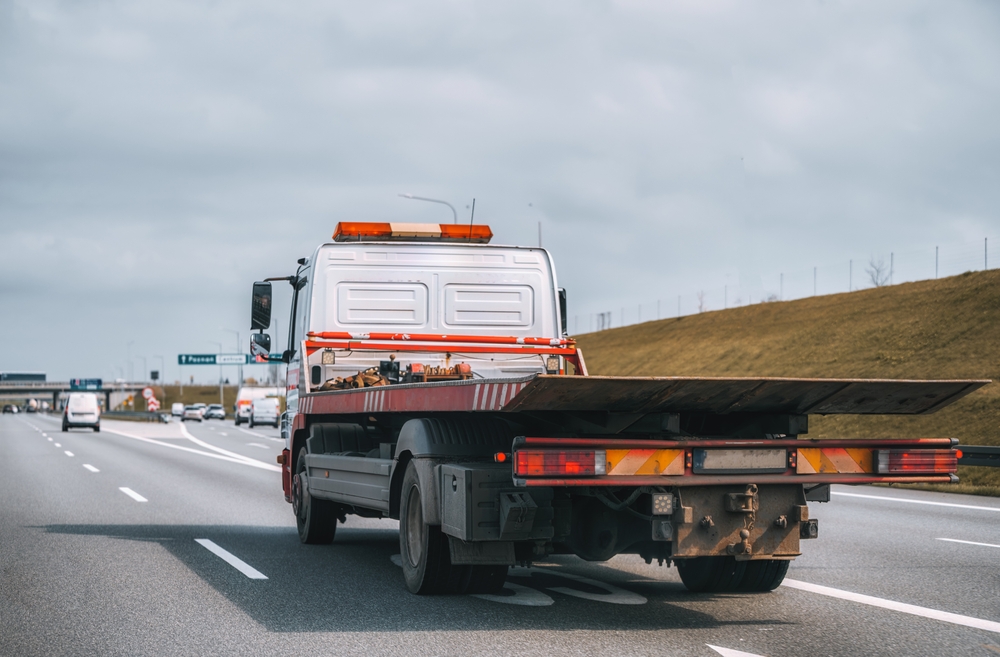 Empty,Tow,Truck,With,Drives,Down,A,Highway